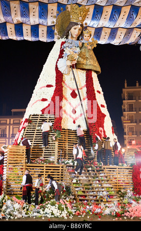 Grande REPLICA IN LEGNO statua della Madonna degli abbandonati o Nuestra Señora de los DESPAMPARADOS che è adornato con fiori Foto Stock