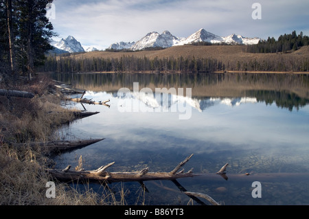 Scorfano di Norvegia Lago e a dente di sega la gamma della montagna vicino a Sun Valley Idaho Foto Stock
