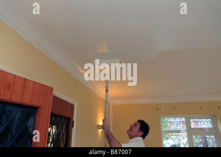 Regno Unito un decoratore a lavorare in una casa privata Foto Stock