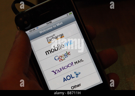 Apple iphone essendo utilizzato in un negozio per mostrare la connettività Internet in movimento Foto Stock