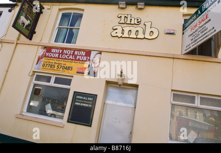 Imbarcati su porta di chiusa l'Agnello pub in vendita in Hirwaun South Wales UK Foto Stock