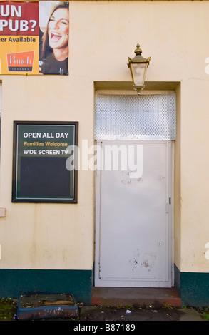 Imbarcati su porta di chiusa l'Agnello pub in vendita in Hirwaun South Wales UK Foto Stock