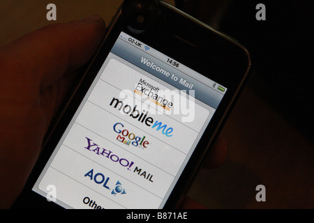 Apple iphone utilizzato per collegarsi a internet Foto Stock