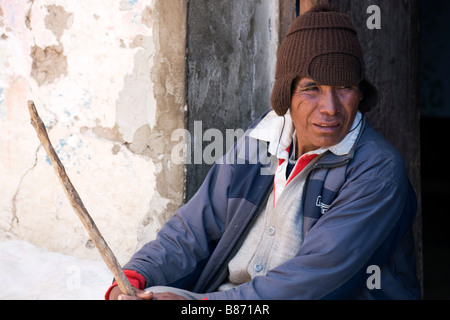 Un uomo locale si trova in un portale in Tarabuco Bolivia Foto Stock