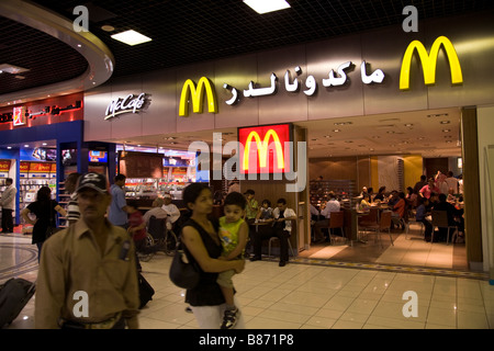 Ristorante McDonald's nella sala partenze dell'aeroporto internazionale di Bahrain. Foto Stock