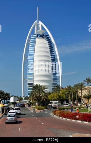 Dubai forma iconica del famoso Burj al Arab edificio di lusso con eliporto, il tutto su un'isola artificiale Emirati Arabi Uniti Medio Oriente Foto Stock