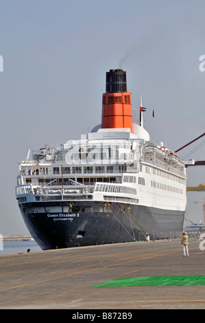 Queen Elizabeth 2 QE2 QEII ex nave da crociera Cunard Liner Port Rashid Dubai in attesa di conversione al museo galleggiante dell'hotel 2009 Emirati Arabi Uniti Foto Stock