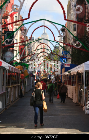 La mattina presto shopper in Piccola Italia durante la Festa di San Gennaro New York NY Foto Stock