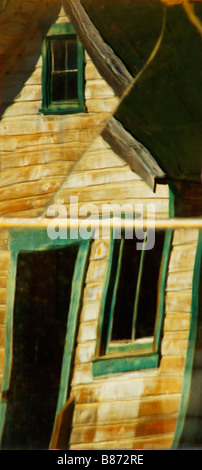 Creepy distorto la riflessione di una vecchia casa in frantumi la finestra di un altro vecchio edificio Foto Stock