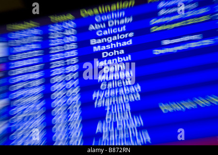 Partenza del volo lo schermo di visualizzazione di informazioni nella sala partenze dell'aeroporto internazionale di Bahrain. Foto Stock