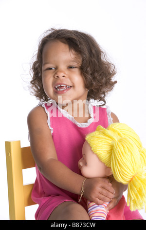 Ritratto di un felice bambina con la bambola Foto Stock