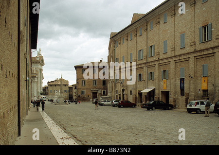 Urbino, visualizzare NE lungo piazza Rinascimento. Foto Stock