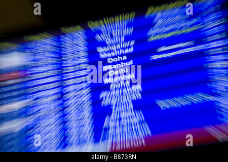 Partenza del volo lo schermo di visualizzazione di informazioni nella sala partenze dell'aeroporto internazionale di Bahrain. Foto Stock