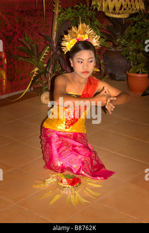 Ballerino di danza Balinese esegue una danza tradizionale di benvenuto Foto Stock