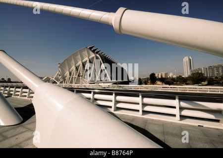 Il Museu de les Ciències Príncipe Felipe come si vede dal nuovo 'L'Assut de l'O' bridge. Città delle Arti e delle Scienze. Valencia. Spagna Foto Stock