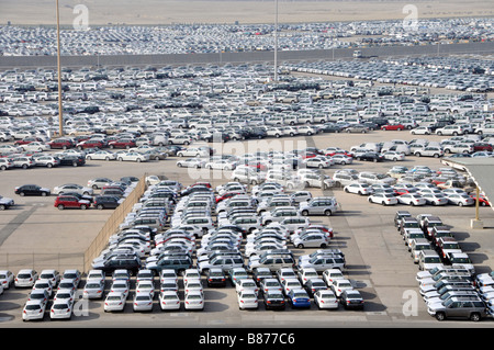 Abu Dhabi guardando verso il basso sulla banchina di storage di importazione di autovetture nuove in attesa di distribuzione Foto Stock