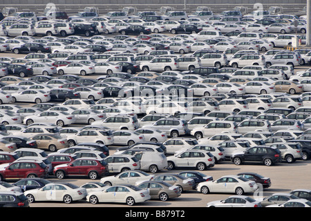 Abu Dhabi guardando verso il basso sulla banchina di storage di importazione di autovetture nuove in attesa di distribuzione Foto Stock