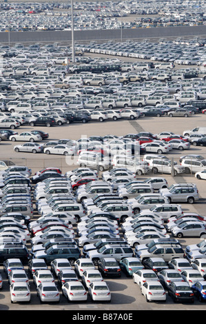 Abu Dhabi guardando verso il basso sulla banchina di storage di importazione di autovetture nuove in attesa di distribuzione Foto Stock