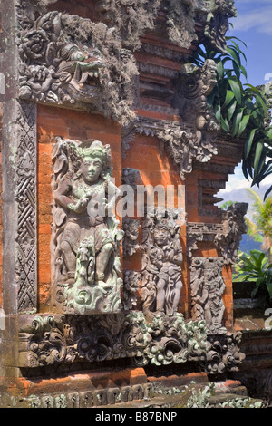 Dettagli delle decorazioni nella parte vecchia di Rambut Siwi tempiale Bali Foto Stock