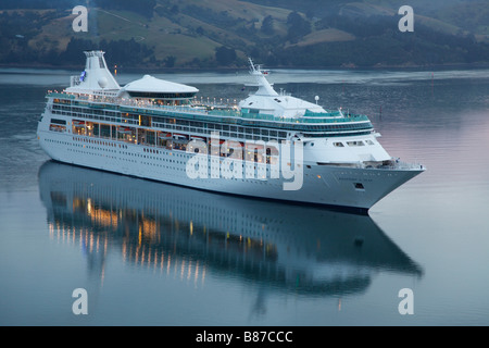 Rhapsody dei mari nave da crociera liner arrivando a Port Chalmers,,Otago Nuova Zelanda Foto Stock