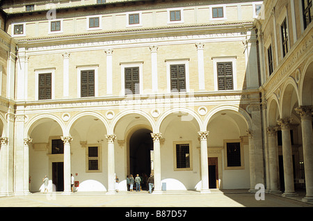 Urbino, cortile interno di Palazzo Ducale. Foto Stock