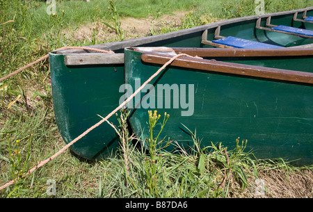 Verde Barche dipinte su foreshore a Laugharne Carmarthenshire Galles del Sud Foto Stock