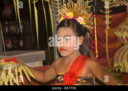 Ragazza Balinese eseguendo una danza tradizionale di benvenuto Foto Stock