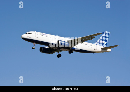 Un Airbus A320 della Jet Blue Airlines su finali Foto Stock