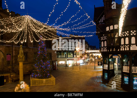 La Croce e Eastgate Street a Natale, Chester, Cheshire, Inghilterra, Regno Unito Foto Stock