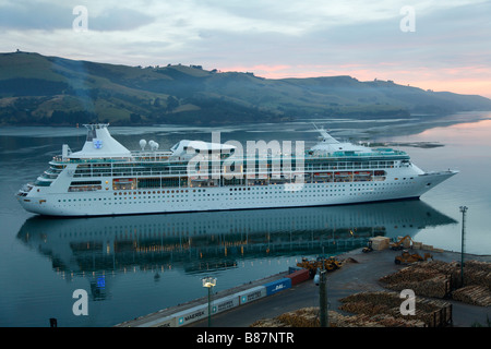 Rhapsody dei mari nave da crociera liner in arrivo in mattinata a Port Chalmers,,Otago Nuova Zelanda Foto Stock