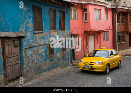 Un taxi tra i vicoli di Istanbul Foto Stock