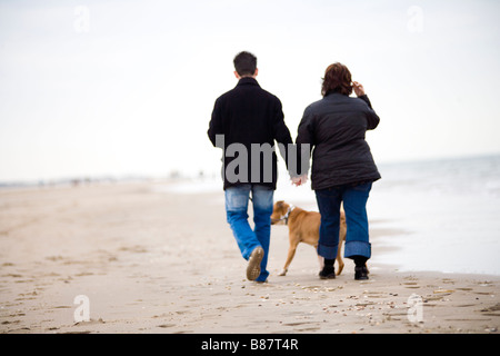 Paio di camminare sulla spiaggia Foto Stock