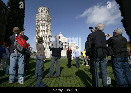 I turisti fotografare la Torre Pendente, Pisa, Toscana, Italia Foto Stock