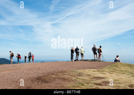 Walkers a fronte del vulcano Puy de Dome di Chaine des Puys, Massiccio centrale, Auvergne, Francia Foto Stock