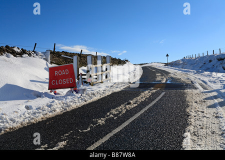 Strada chiusa segno sulla ssnow B6108 Wessenden Head Road, Meltham vicino a Wigan, Parco Nazionale di Peak District, Inghilterra, Regno Unito. Foto Stock