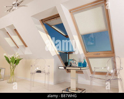 Grande finestra velux aperto con i ciechi e cielo blu con tavolo e sedie e una grande vaso di fiori Foto Stock