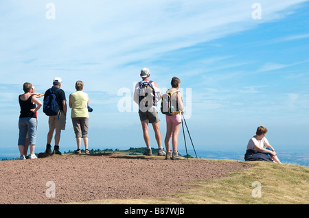 Gruppo di turisti guardando il panorama della valle dal Puy de Dome, Auvergne, Francia Foto Stock