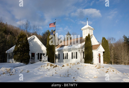 Bella immagine di Woodford town office con coperte di neve e di primo piano " vecchia gloria' visualizzato con orgoglio di un pomeriggio in Vermont Foto Stock