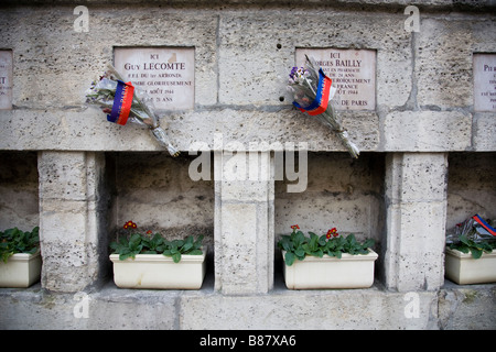 I fiori sono previste nel memoriale per i combattenti della resistenza che morì durante la liberazione di Parigi a Les Tuileries a Parigi Foto Stock