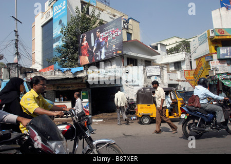 Il traffico di una scena di strada in Hyderabad in India Foto Stock