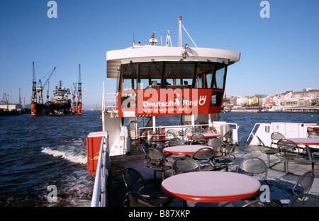 Feb 12, 2009 - HADAG traghetto 62 passando Blohm & Voss cantiere navale nel porto tedesco di Amburgo. Foto Stock