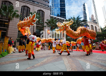 Drago Cinese danza per festeggiare il nuovo anno lunare nel centro di Hong Kong. Foto Stock