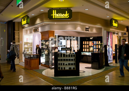 Harrods shop / uscita nella lounge di partenza all'aeroporto di Londra Heathrow Terminal 3. Foto Stock