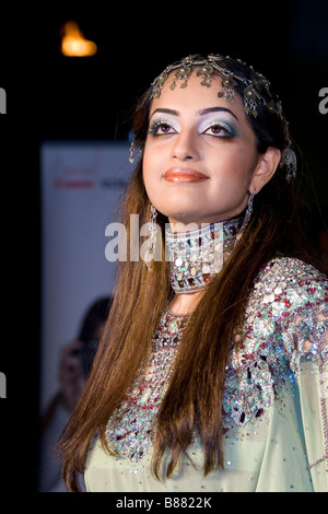 Modello durante la sfilata di moda in Muscat Oman Penisola Arabica Onam Golfo Golfo Persico Foto Stock