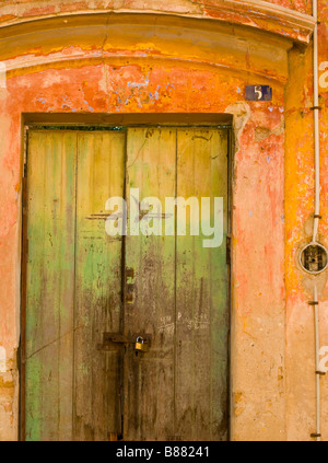 Messico SINOLA MEMBRO MAZATLAN ancora in vita di color pastello e porta la costruzione di Old Mazatlan Foto Stock