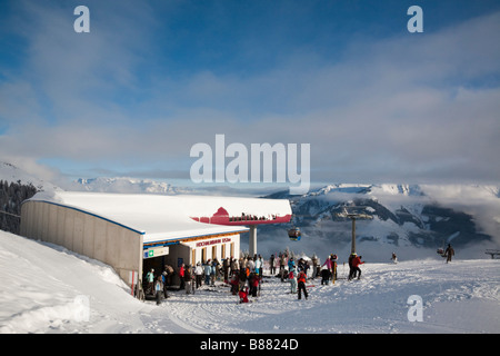 Rauris Austria sciatori sulla neve da Hochalmbahn superiore stazione gondola nel comprensorio di sci alpino nelle Alpi austriache in inverno Foto Stock