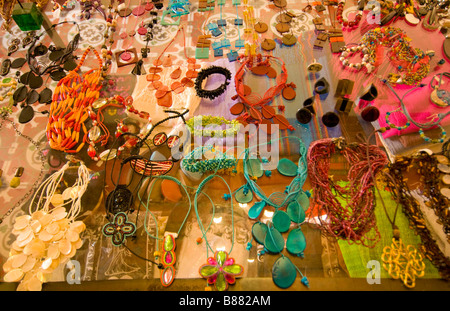 Messico SINOLA MEMBRO MAZATLAN jewerly colorato visualizzato nel negozio di artigiani vicino Plaza Machado Old Mazatlan Foto Stock