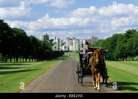 Un adatto pinstriped gentleman indossando un cappello bowler giostre di una carrozza trainata da cavalli. La lunga passeggiata, il Castello di Windsor. Berkshire. Regno Unito Foto Stock