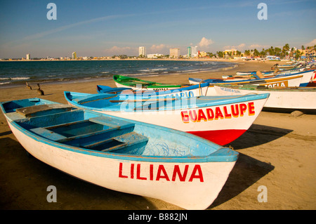 Messico SINOLA MEMBRO MAZATLAN vista panoramica di una colorata flotta di piccole barche da pesca sul Olas Altas spiaggia. Old Mazatlan. Foto Stock