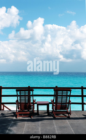 Spiaggia di due sedie patio affacciato acque turchesi in Cancun Messico Foto Stock